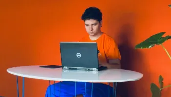 "ENTRE MIM E O MUNDO — Oficina de criação de solos teatrais"