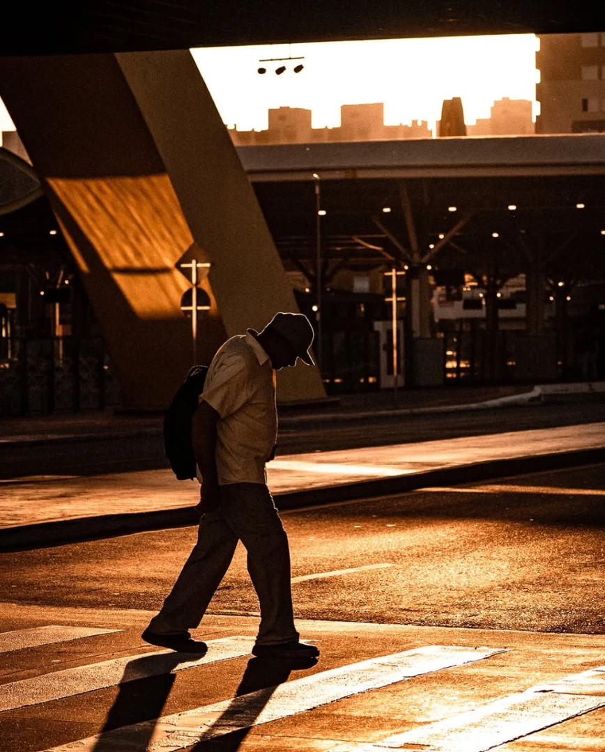 A luz do fim do dia transforma o Terminal Urbano em um cenário de sombras, passos e movimento. 20/09/2026