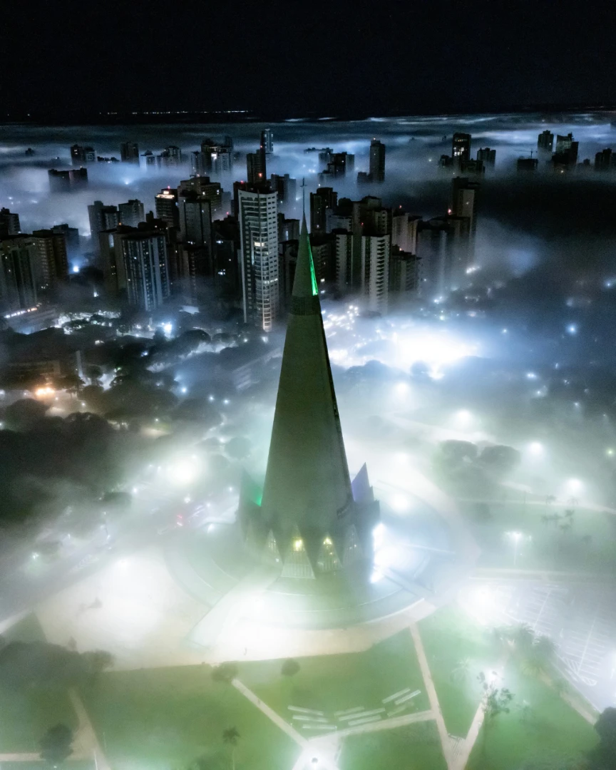 A neblina envolve a Catedral e transforma a paisagem noturna de Maringá em uma cena digna do cinema. 22/10/2026