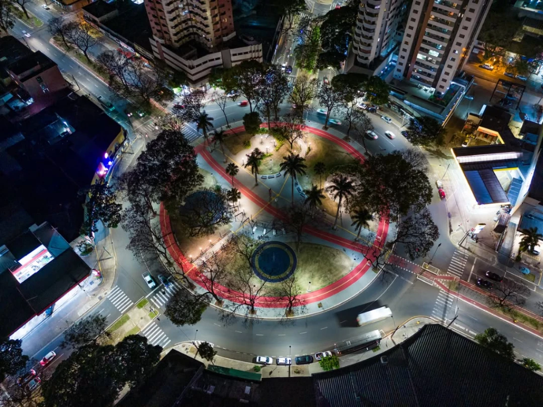 A perspectiva destaca como a Praça Rocha Pombo se conecta naturalmente às avenidas e aos edifícios ao redor. 27/06/2026