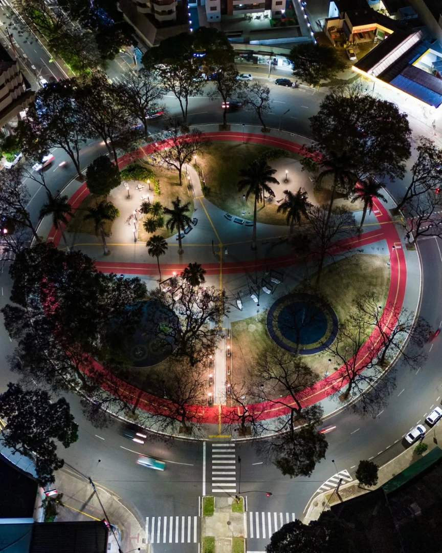 A Praça Rocha Pombo ganha um novo olhar quando seus caminhos, árvores e ciclovia ocupam o centro da cena. 27/06/2026