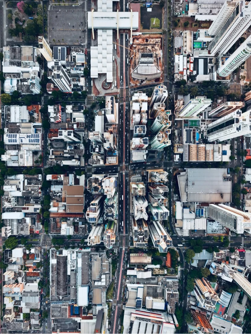 A verticalidade dos edifícios destaca a força da arquitetura no coração de Maringá. 24/07/2026