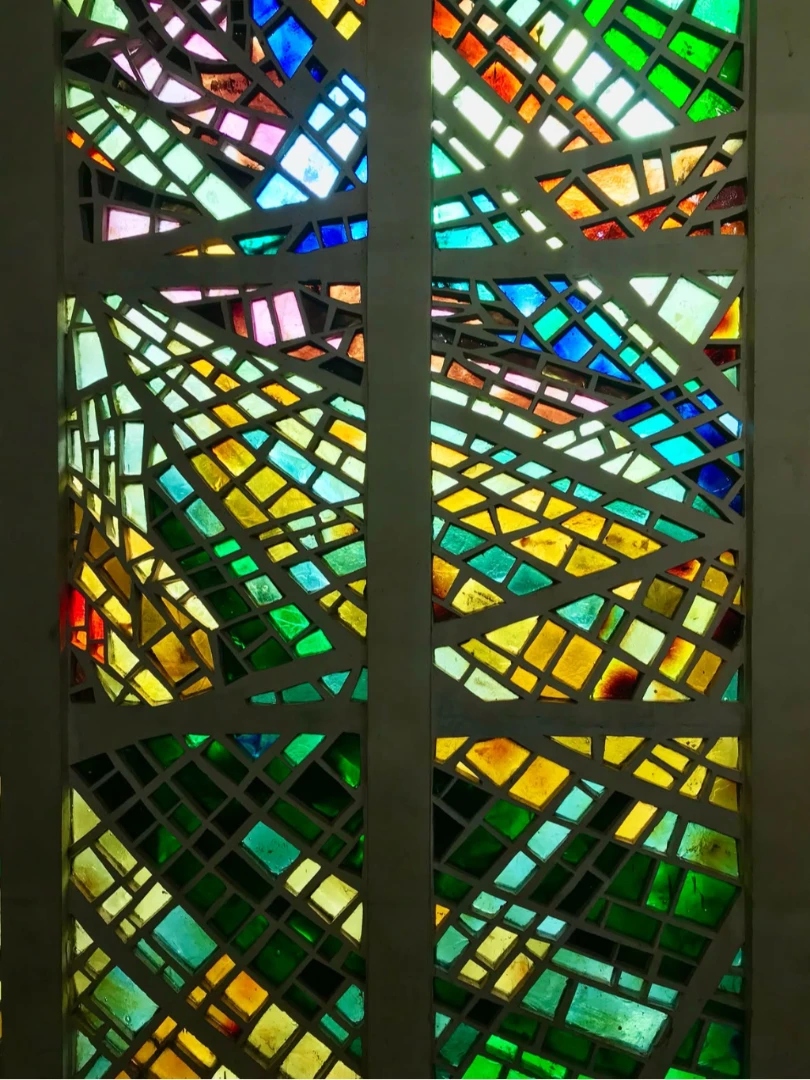 As cores do vitral levam vida e luz para dentro da Catedral, em um encontro entre arte, fé e beleza. 25/09/2026