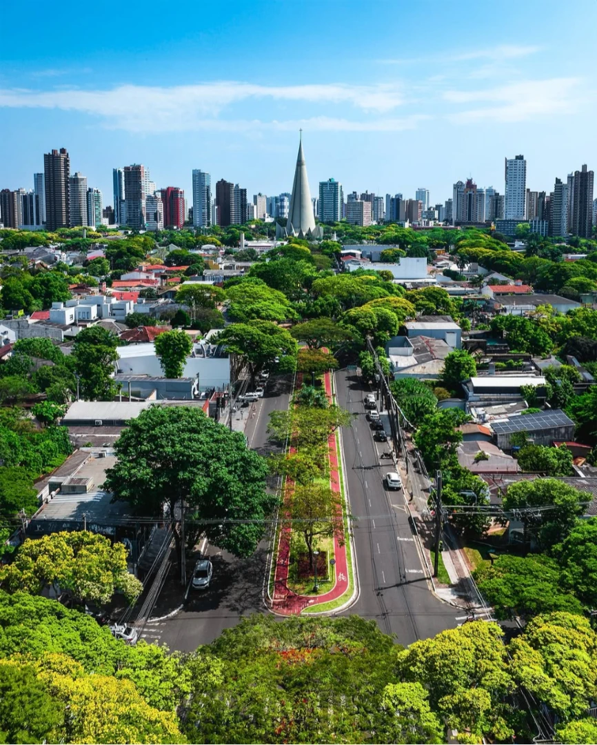 Avenida Cerro Azul: onde o verde abraça a cidade, com a bela Catedral ao fundo, unindo modernidade e tranquilidade. 24/09/2025