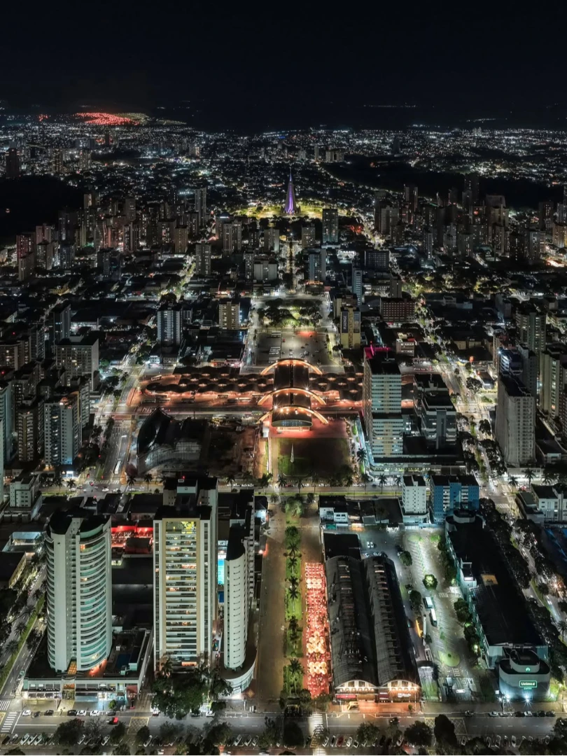 Do Terminal à Catedral, o eixo urbano revela a dimensão de Maringá quando a noite chega. 22/08/2026