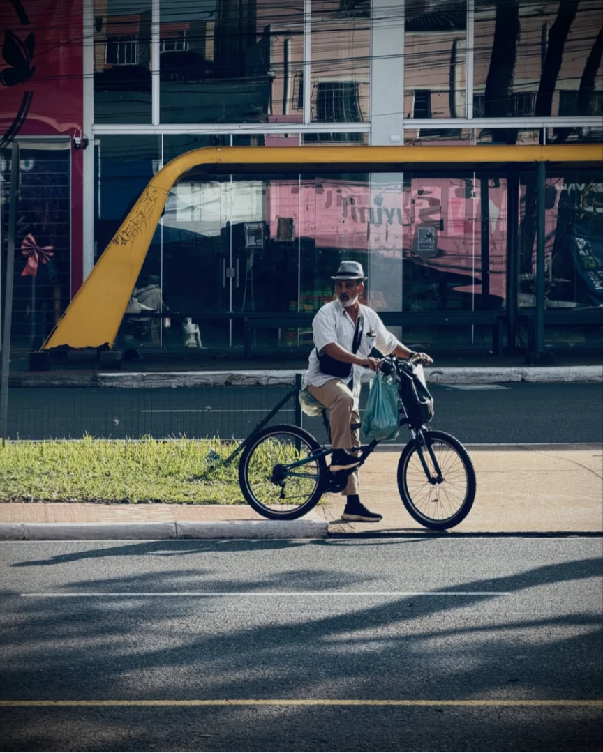 Entre quem pedala, quem caminha e quem espera pelo ônibus, a rua revela diferentes formas de viver a mobilidade em Maringá. 20/09/2026