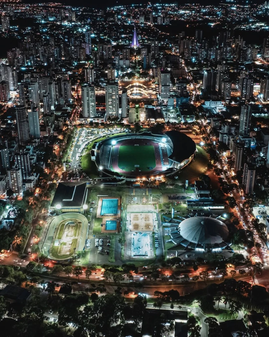 No coração da cidade, a Vila Olímpica ilumina a noite maringaense, um palco de energia, movimento e encantamento. 31/10/2025