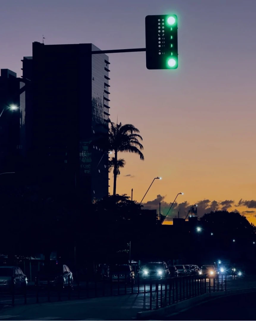 O céu muda de tons e as luzes da cidade começam a aparecer, marcando a chegada da noite. 20/09/2026