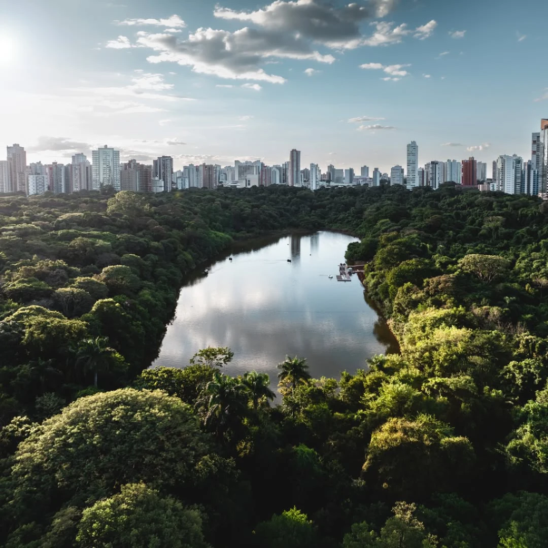O espelho d’água e o horizonte urbano revelam o equilíbrio entre natureza e cidade no Parque do Ingá. 03/07/2026