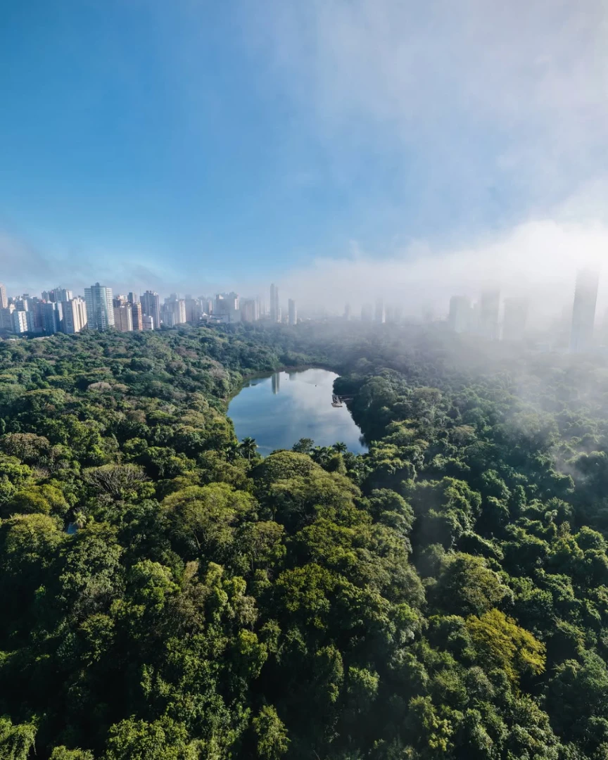 O lago e a mata ocupam o centro da paisagem, enquanto os prédios ao redor revelam a cidade que cresce junto ao verde. 15/09/2026