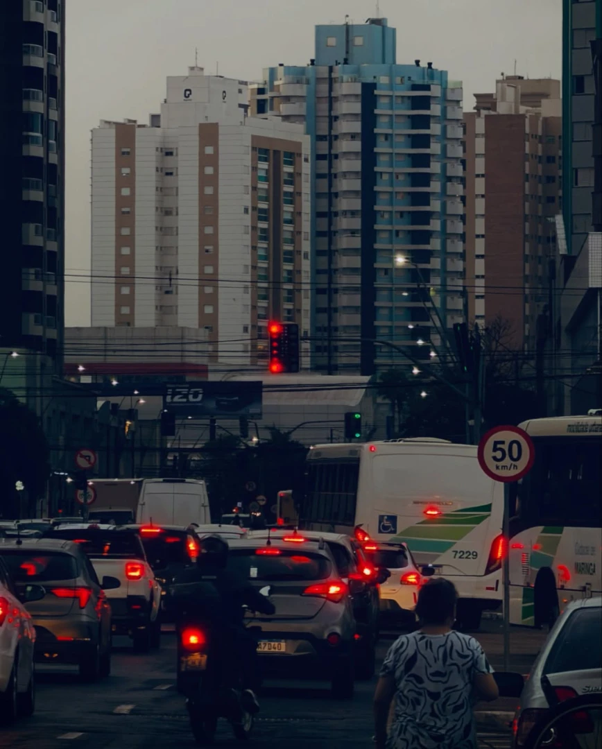 O trânsito toma conta da avenida enquanto os edifícios se destacam no horizonte, em meio às cores e ao movimento da cidade. 20/09/2026