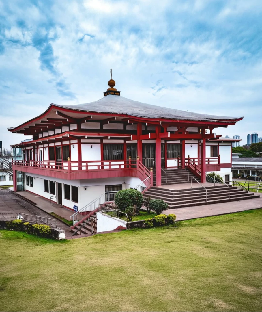 Tradição japonesa, alma brasileira. O Templo Jodoshu Nippakuji é um símbolo de harmonia e cultura em Maringá. 28/10/2025