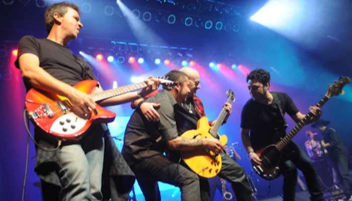 As bandas, unidas por uma longa trajetória e amizade, se apresentaram na mesma noite no Paraná Expo.