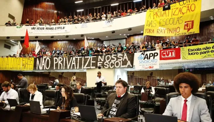 Alep aprova em 1º turno a privatização da administração de escolas no Paraná. Veja como votou cada deputado.