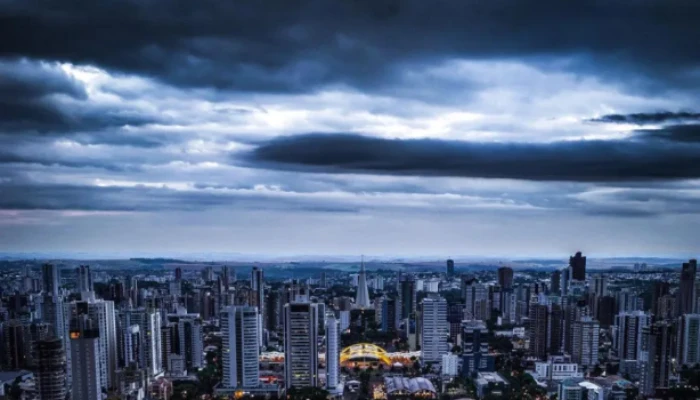 Inmet emite alerta de tempestades para 299 cidades do Paraná; veja detalhes