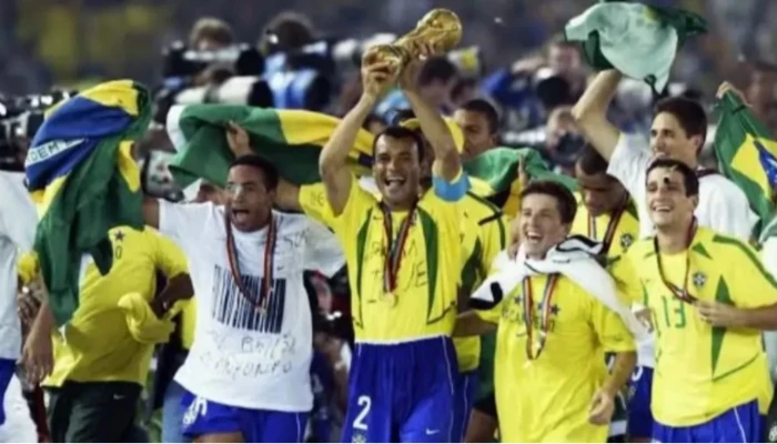 Cinco jogadores do Brasil tinham apenas um ano na conquista do penta; dois não eram nascidos