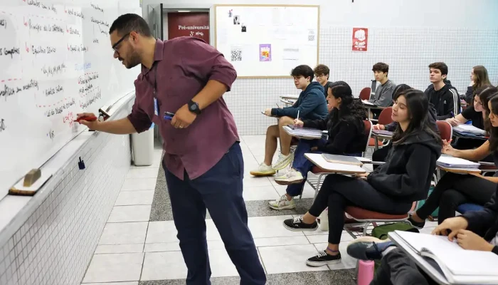 Salário inicial de professores pode variar de R$ 4,8 mil a R$ 13 mil por estado; veja valores