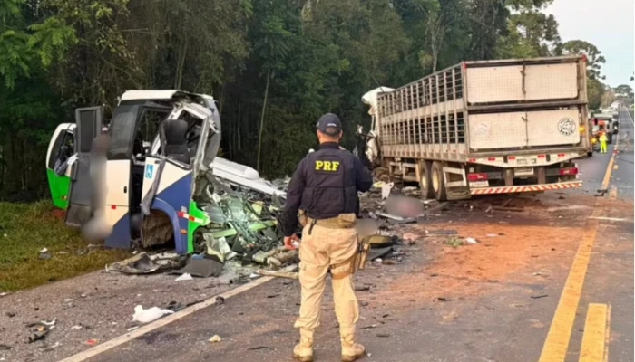 Acidente deixa 23 mortos e cinco feridos no Paraná