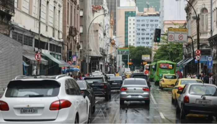 Adesivo eleitoral em veículo pode levar à perda da cobertura de seguro; entenda