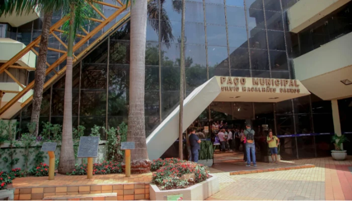 Saiba o que abre e fecha em Maringá na sexta (15), feriado de Nossa Senhora da Glória