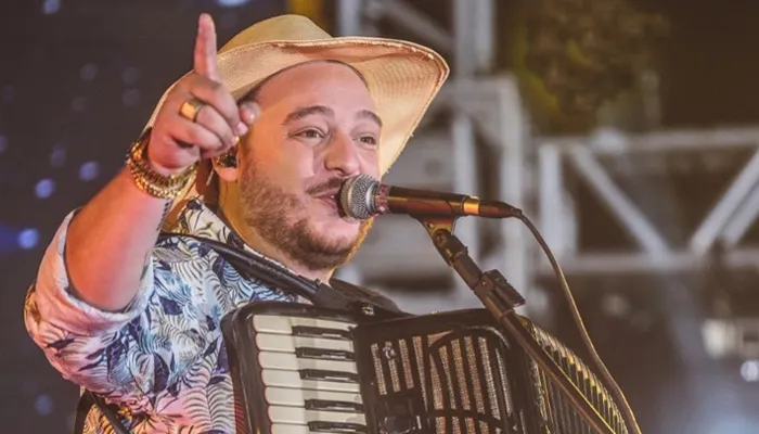 Humorista natural de Irati, no Paraná, se apresentará na cidade em maio com seu show 'Quase um Bailão'.