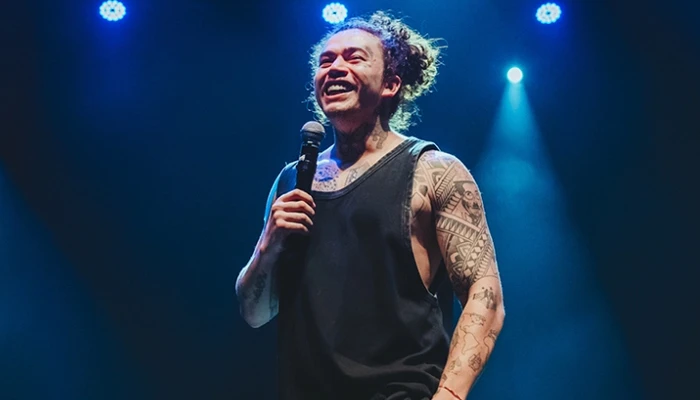 Comediante se apresentará na cidade em junho com seu show 'Isso Definitivamente Não é um Culto'.